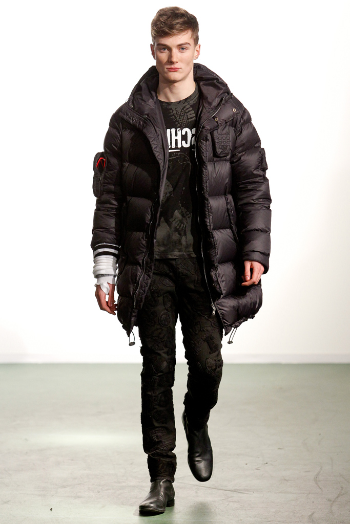 Moschino 2011 ﶬbDƬ