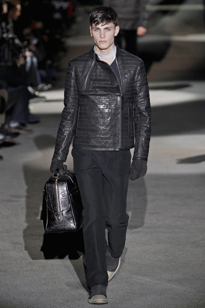 Louis Vuitton 2011 ﶬbDƬ
