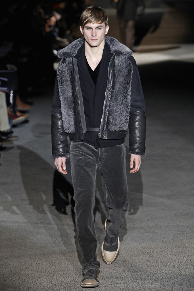 Louis Vuitton 2011 ﶬbDƬ