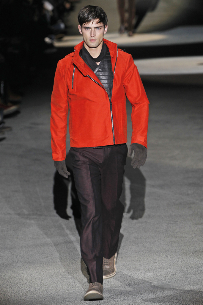 Louis Vuitton 2011 ﶬbDƬ