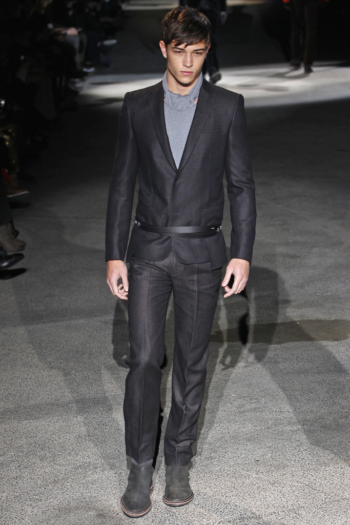 Louis Vuitton 2011 ﶬbDƬ