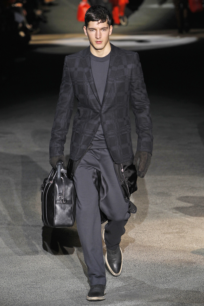 Louis Vuitton 2011 ﶬbDƬ
