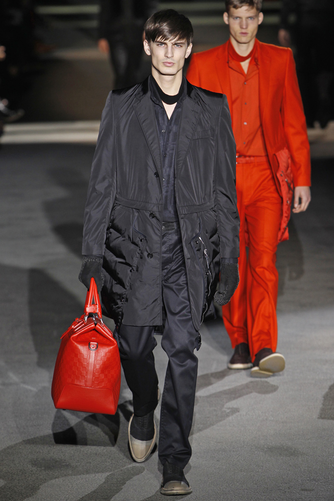 Louis Vuitton 2011 ﶬbDƬ
