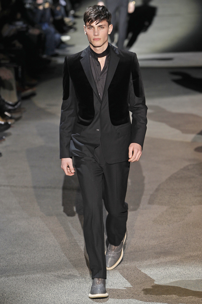 Louis Vuitton 2011 ﶬbDƬ