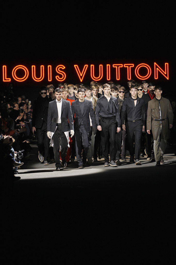 Louis Vuitton 2011 ﶬbDƬ