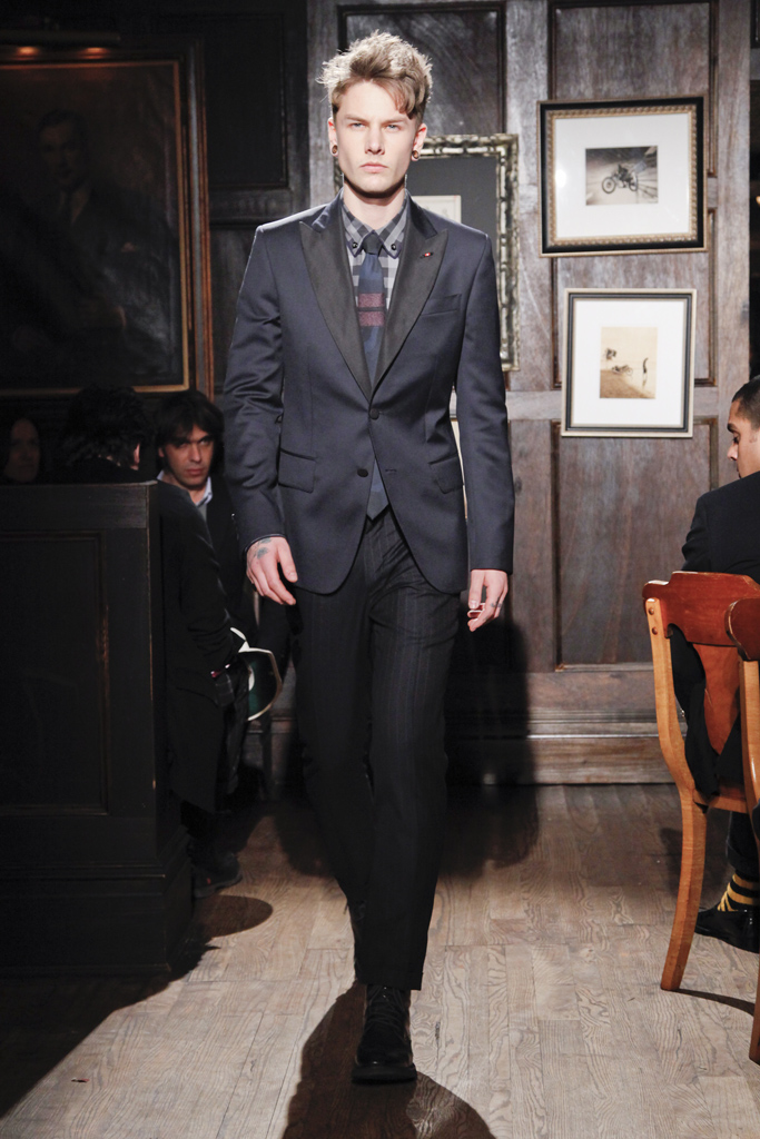 Tommy Hilfiger 2011 ﶬbDƬ