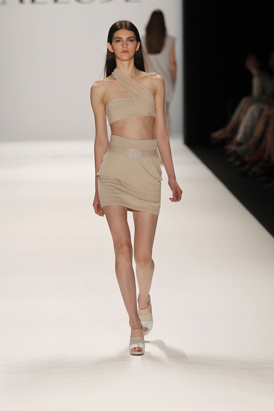 Allude 2012DƬ