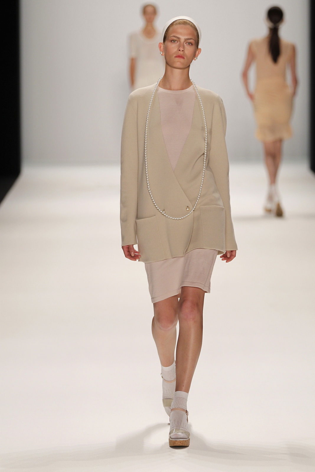 Allude 2012DƬ