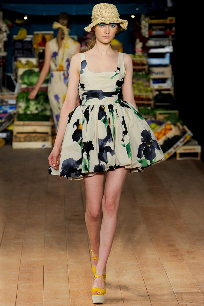 Moschino Cheap And Chic 2012DƬ
