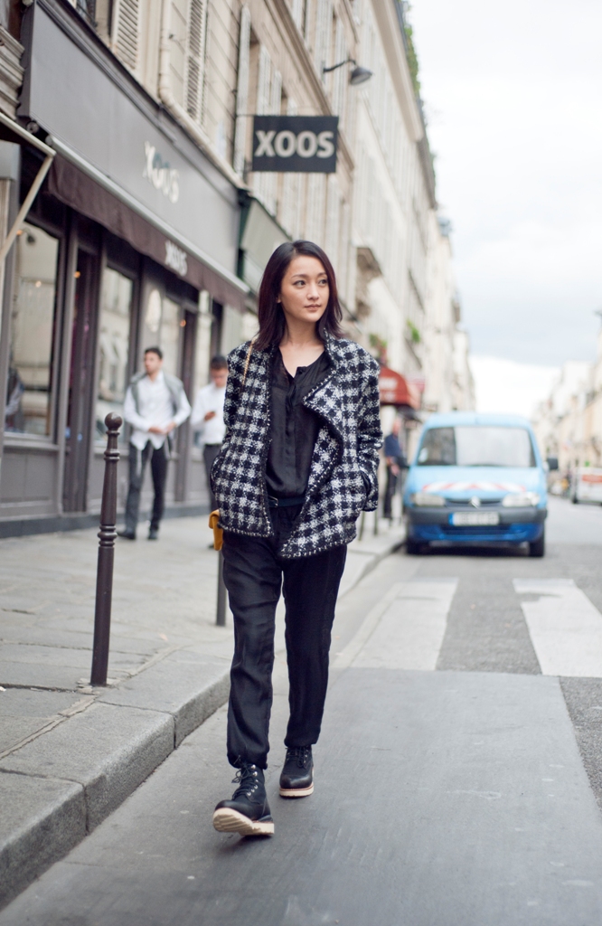表：Chanel J12 Chromatic 手表<br>外套：Chanel 2011秋冬斜紋軟呢外套<br>包包：Chanel 2011-12早春度假系列黃色鏈條包
