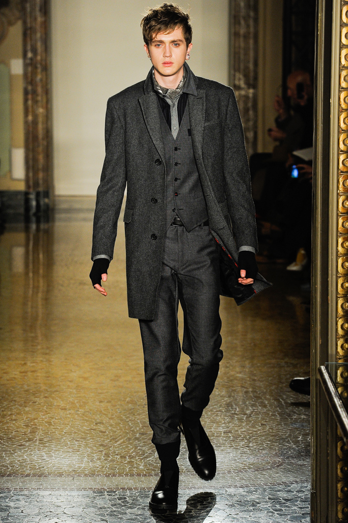 Moschino 2012ﶬbDƬ