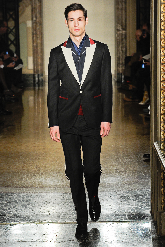 Moschino 2012ﶬbDƬ