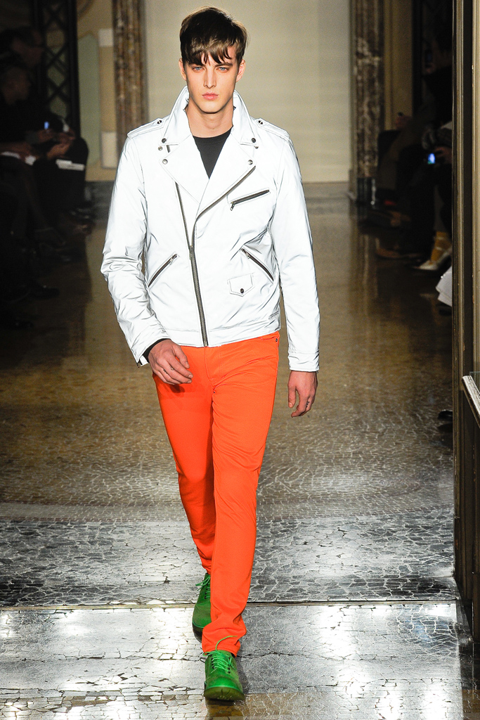 Moschino 2012ﶬbDƬ