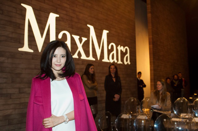 高圓圓“紅粉佳人”造型亮相 Max Mara 2012秋冬時裝秀場高清圖片