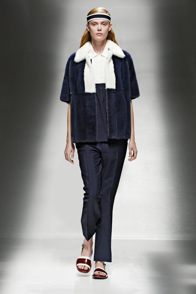 Prada 13紺DƬ