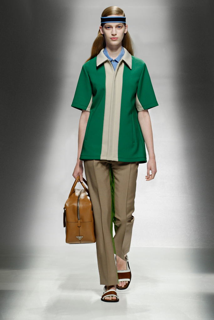 Prada 13紺DƬ