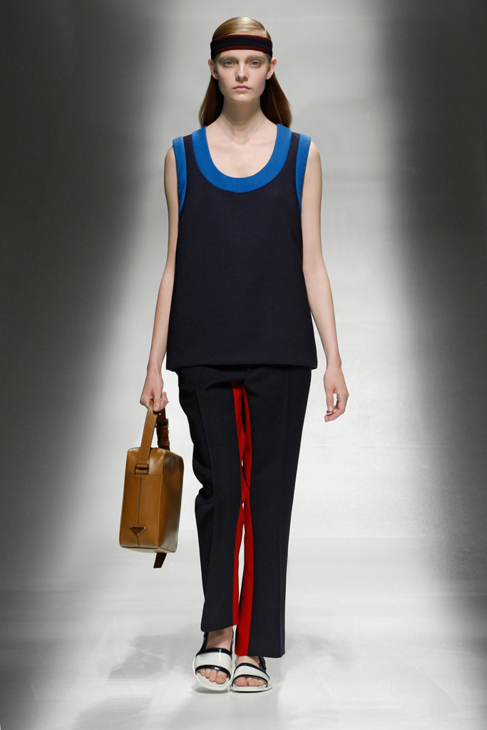 Prada 13紺DƬ