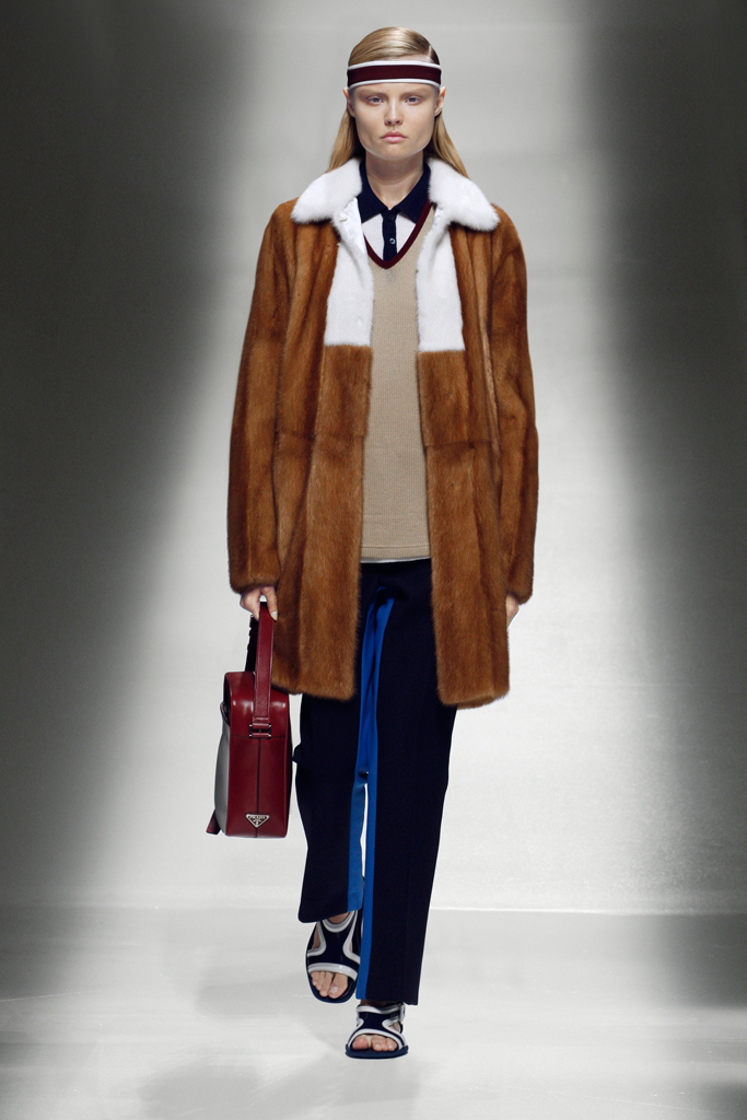 Prada 13紺DƬ