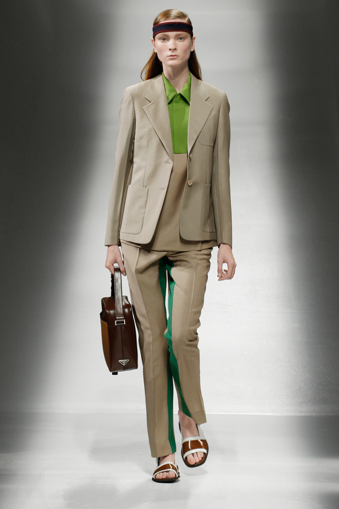 Prada 13紺DƬ