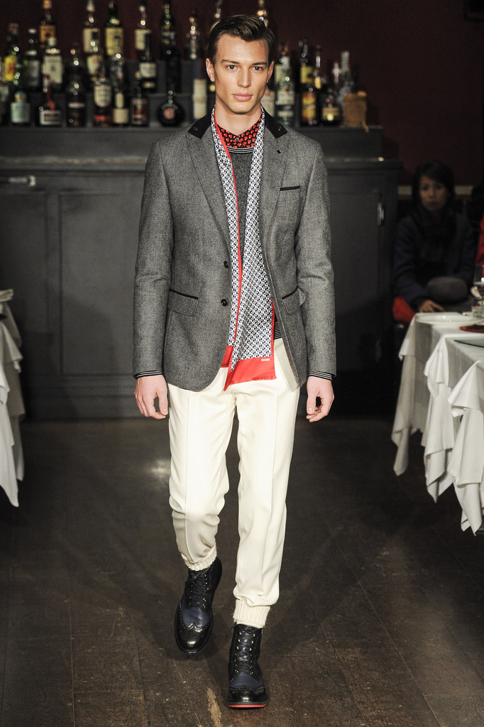 Moschino 2013ﶬbDDƬ