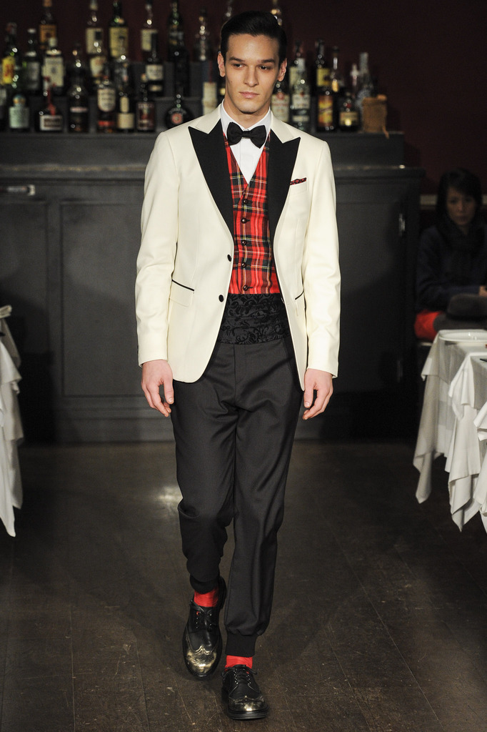 Moschino 2013ﶬbDDƬ