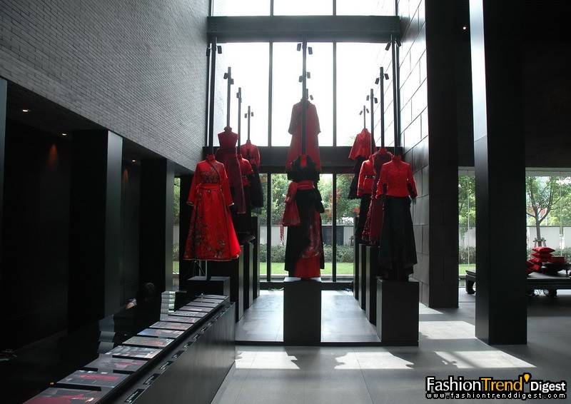 夏姿‧陳歷年紅裙展示于中國營運總部 