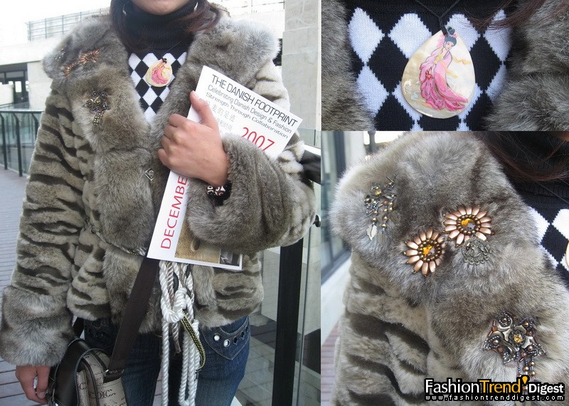 新認識的造型師，不知道是否參加人家國家活動特別容易勾起自己的民族感，女孩子佩戴的掛件是古代少女穿著，她說是自己畫了后烤制的。 