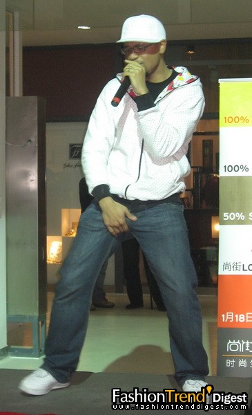 這位老外中文很溜，上次ECKO活動也是主持和表演 