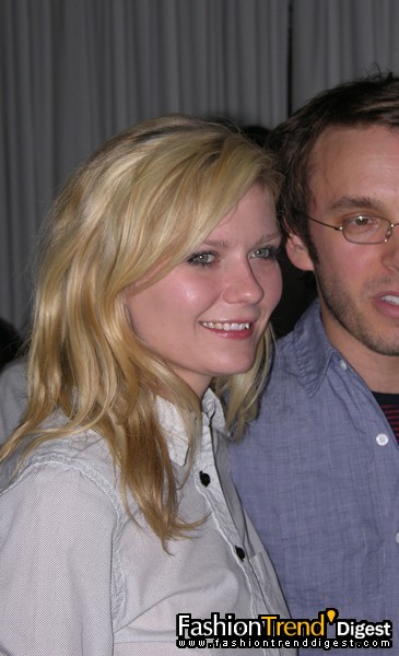 Kirsten Dunst 夜訪吸血鬼里面那個天使樣的小女孩， 還有Marie Antoinette！在紐約街頭遇見她好幾回， 鄰家女孩一樣。 