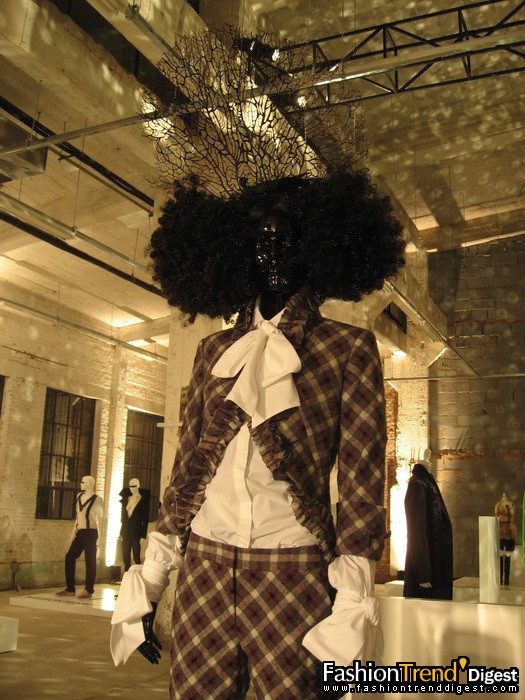 Alexander McQueen<br>
<br>
Alexander McQueen在1992年成立個(gè)人品牌，并在1994年于倫敦中央圣馬丁學(xué)院完成碩士學(xué)位。1996年McQueen出任Givenchy的首席設(shè)計(jì)師。<br>
<br>
在ALEXANDER McQUEEN的字典當(dāng)中，只有"爭(zhēng)議性"一詞。"enfant terrible"和"Highland Rape"等充滿戲劇性的系列令這位設(shè)計(jì)鬼才成為時(shí)尚焦點(diǎn)，他更獲英女皇頒發(fā)"英帝國(guó)司令勛銜"和"時(shí)尚壞男孩"之名。 