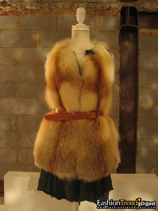Isabel Marant<br>
<br>
生于法國巴黎的Isabel Marant是少數(shù)對時裝樂而不倦的設計師之一。她于1985年在Studio Berçot設計學院畢業(yè)，其后成為Michel Klein的助手，亦曾與Chloé、Yohji Yamamoto和Martine Sitbon的美術總監(jiān)Ascoli工作，培養(yǎng)其設計潛能，并在1990年成立自家品牌。Isabel Marant可穿性甚高的設計充滿時代感和女性魅力，讓穿者擁有自信和獨立的感覺。<br>
 