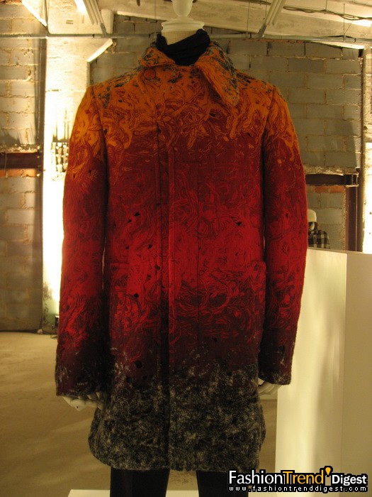 Raf Simons<br>
<br>
比利時設計師Raf Simons于1995年在米蘭首次展出時裝系列。2005年，他獲邀出任Jil Sander的創意總監。Raf Simons深受青年文化所影響，設計往往引用龐克、哥特和MOD等風格，將經典男裝與街頭時尚結合。<br>
<br>
Simons認為時裝不是他的全部，其美學必須配合藝術、視像、音樂、表演及文字才能完整。這位偏離主流的設計師以他永遠令人喜出望外的表達手法，得到了眾多時裝愛好者的支持，令他被譽為最具創新的當代男裝設計師之一。<br>
 