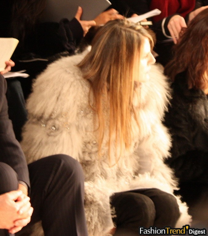 Vogue Japan創意總監Anna Dello Russo，這個意大利女子出名的以晚裝在白日招搖過市而不以路人目光為然。<br>
前幾日，在羅馬街頭，又是一身佛朗明哥火焰樣裙裝現身各大秀場。<br>
 