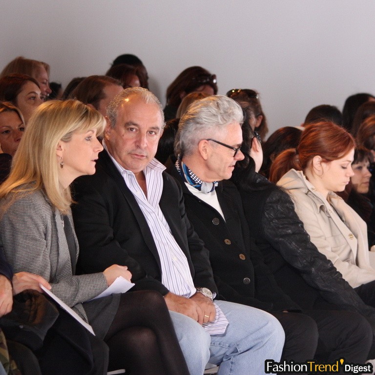 英國零售業巨頭Sir Philip Green, 這次在紐約秀場頻頻現身,在Alexander Wang, Preen, Thakoon都見到他，估計有甚么動作。他的top shop在Soho的店終將于四月開幕。 