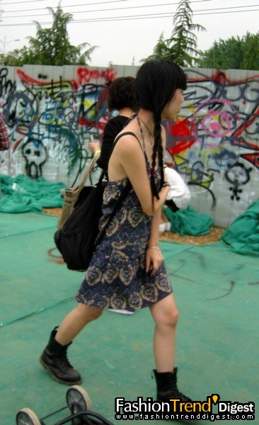 民族風的吊帶連衣裙，no bra ，馬丁靴，粗粗的兩個鞭子。姑娘姑娘，你漂亮漂亮。 