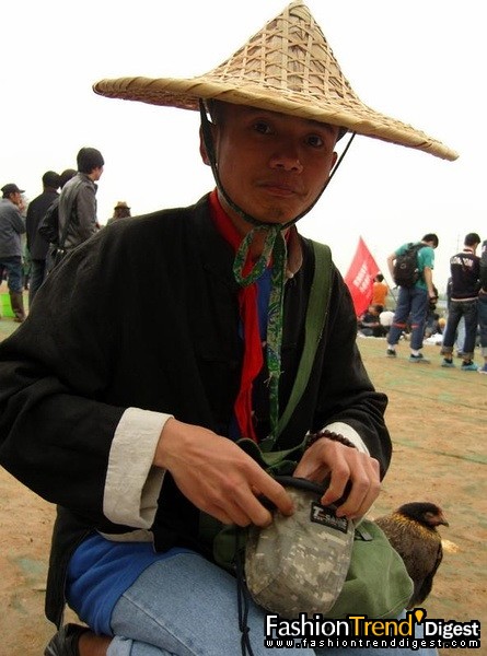 斗笠、大馬褂，還有一只雞。不用驚奇，迷笛音樂節上，個性應有盡有。 