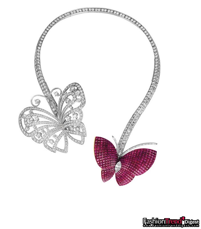 自然之師：Mystery Set Butterfly 隱密式鑲嵌蝴蝶項鏈<br>
黃金、鉆石及隱密式鑲嵌紅寶石，2003年<br>
<br>
Butterfly項鏈來自2004年創作的 midsummer Night's Dream 仲夏夜之夢系列，以一雙不規則造型的展翅蝴蝶細意妝點胸前，可拆分為胸針的蝴蝶由鋪鑲的寶石勾勒出真切動人的神韻，分別以總重34.20克拉的隱密式鑲嵌紅寶石及欖形切割鉆石、以及鋪鑲的鉆石造型。項圈鑲嵌于黃、白金鑄造的無扣彈性弧圈上，化作由圓形和長方形切割鉆石鋪就的長河，鉆石總重35.06克拉。這款作品是 Van Cleef & Arpels 梵克雅寶情有獨鐘的可轉換式設計風格的代表。<br>
<br>
私人藏品 
