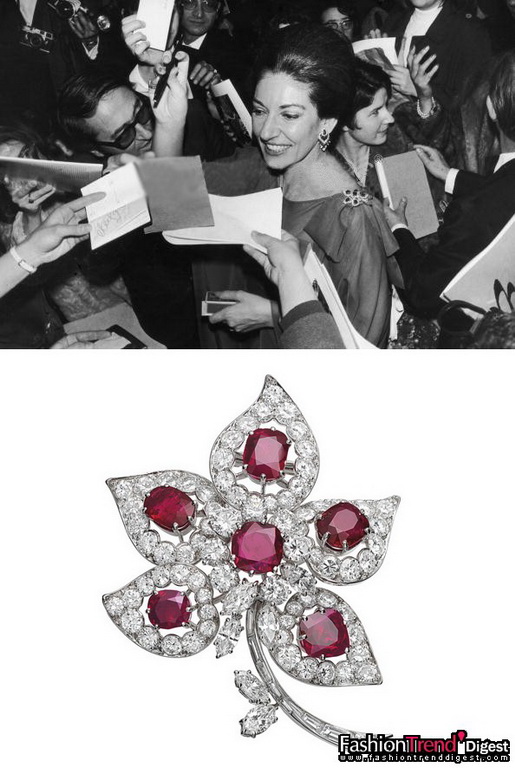 靈氣之師：歌劇名伶瑪莉亞•卡拉斯 (Maria Callas) 珍藏的紅寶石花朵<br>
鉑金、紅寶石及鉆石，1967年<br>
<br>
希臘傳奇女高音瑪莉亞•卡拉斯 (Maria Callas) 的獨(dú)特魅力和超凡歌聲令世人難忘。以優(yōu)雅見稱的她利用時(shí)裝和珠寶營造迷人風(fēng)格?，斃騺?#8226;卡拉斯 (Maria Callas) 素愛珠寶，亦是品味超然的珠寶收藏家。<br>
<br>
"La Divina"(卡拉斯的昵稱) 最愛 Van Cleef & Arpels 梵克雅寶的創(chuàng)作，總不放過每個(gè)造訪品牌Place Vendôme旺多姆廣場22號店的機(jī)會。當(dāng)她戀上希臘船王亨奧納西斯 (Aristotle Onassis) 后，全情投入的她便為愛郎穿梭異地。奧納西斯為表愛意亦向佳人送贈多款   Van Cleef & Arpels 梵克雅寶珍品。這位擁有一雙迷人黑眸子的歌劇"女神"每次穿上長裙配襯Van Cleef & Arpels 梵克雅寶的瑰麗光采，總會艷驚四座。<br>
<br>
Van Cleef & Arpels 梵克雅寶為她特別設(shè)計(jì)過眾多作品，當(dāng)中包括一串以圓形鉆石和珍珠鑲嵌的Lion項(xiàng)鏈、一雙鉆石Cascade及Camellia耳環(huán)、一串鑲嵌梨形鉆石的瑰麗鉆石項(xiàng)鏈、一枚于1967年創(chuàng)作，以鉆石和緬甸紅寶石鑲嵌的五葉胸針。這枚著名的鉑金胸針鑲有橢圓枕形緬甸紅寶石、圓形鉆石、欖形鉆石及長方形切割鉆石。紅寶石共重15.77克拉，而鉆石則重16.35克拉。<br>
<br>
Van Cleef & Arpels 梵克雅寶典藏 