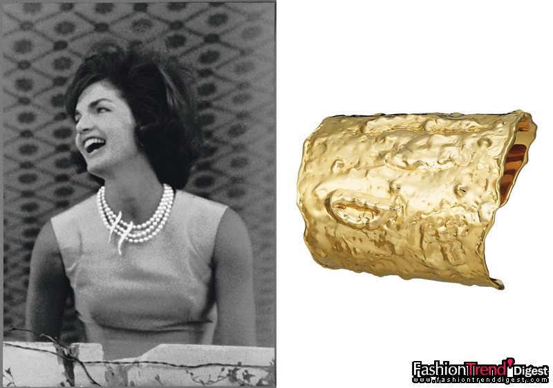 杰奎琳•肯尼迪•奧納西斯(Jacqueline Kennedy Onassis)多次配戴的Etruscan手鐲 (復(fù)制品)<br>
手錘黃金，1972年<br>
<br>
美國(guó)肯尼迪家族的神秘魅力不少源自約翰肯尼迪的法裔妻子——魅力非凡的杰奎琳•肯尼迪•奧納西斯 (Jacqueline Kennedy Onassis)。她為美國(guó)"第一夫人"的形象添上年輕、優(yōu)雅、聰慧和富有教養(yǎng)的迷人氣質(zhì)。她在不經(jīng)意間流露出的時(shí)尚與雍容的風(fēng)格令世界為之傾倒。無(wú)數(shù)女士仿效她的著裝和造型。品味超然的她毫不費(fèi)勁就將高級(jí)訂制時(shí)裝的華麗風(fēng)格和典雅魅力完美融合。她是永遠(yuǎn)的時(shí)尚女神，是優(yōu)美和璀璨的化身。<br>
<br>
杰奎琳在 Van Cleef & Arpels 梵克雅寶找到可與她匹配的優(yōu)雅和瑰麗。自約翰•肯尼迪于1953年給未婚妻送上一枚Van Cleef & Arpels梵克雅寶鉆石及綠寶石訂婚指環(huán)后，這對(duì)眷侶即與品牌結(jié)下不解之緣。<br>
<br>
其后，杰奎琳購(gòu)入Flame及Leaves胸針 (她在法國(guó)總統(tǒng)戴高樂(lè) (charles de Gaulle) 設(shè)于凡爾賽宮的舞會(huì)中戴上兩者)、一套珊瑚珠寶、一枚動(dòng)人的Scarecrow胸針、以黃金絲編制而成的晚裝手袋，及一枚于1972年設(shè)計(jì)的伊特魯里亞風(fēng)格不規(guī)則造型錘金手鐲。<br>
杰奎琳的第二任丈夫——希臘造船業(yè)大亨奧納西斯， 亦在20世紀(jì)60至70年代，即二人訂婚至結(jié)婚期間，送給她無(wú)數(shù)Van Cleef & Arpels梵克雅寶的精品創(chuàng)作。當(dāng)中包括一枚61.17克拉鉆石及拱形綠寶石指環(huán)、一串印度風(fēng)格Leaf and Flowers項(xiàng)鏈，和一雙Leaf紅寶石耳環(huán)。<br>
<br>
Van Cleef & Arpels 梵克雅寶典藏 