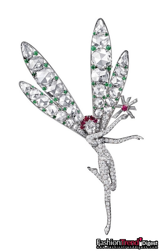 Barbara Hutton 于1940年代購自 Van Cleef & Arpels 梵克雅寶比弗利山專門店的  The Spirit of Beauty 仙女胸針<br>
鉑金、紅寶石、綠寶石及鉆石，1944年<br>
<br>
大自然是Van Cleef & Arpels 梵克雅寶主要的創意泉源。它孕育了無數珍奇動植物，亦是富含詩意的魔幻生物如Fairies仙女流連忘返的舞臺。<br>
<br>
由 Van Cleef & Arpels 梵克雅寶于1940年代創作的仙女系列充滿感性詩意的氣息和天真爛漫的趣味，是女性優雅嫵媚與華麗璀璨的一次完美結合。仙女們精致典雅的魅力凝韻在活潑俏皮的身影中：有的淘氣地歪著頭，有的俏麗地揮動著魔法棒；還有的優雅地拍動蟬翼。天真與高貴并重的仙女占據著 Van Cleef & Arpels 梵克雅寶幻想世界里的魔法森林。<br>
<br>
這枚珍貴的Fairy胸針鑲有圓形和玫瑰切割鉆石、圓形切割紅寶石及綠寶石，于1944年由 Barbara Hutton 在 Van Cleef & Arpels 梵克雅寶比弗利山專門店購入。Barbara Woolworth Hutton 生于1912年的紐約。她繼承了百貨業巨子Frank Winfield Woolworth的豐厚遺產，被稱為「百萬元寶貝」。Barbara一生都是鏡頭的焦點。她曾下嫁俄羅斯王子Prince Alexis Mdivani、Prince Troubetzkoy王子、丹麥的count Cort Revenlow伯爵及好萊塢著名男星加里•格蘭特(Cary Grant)。<br>
<br>
她一生收藏大量珠寶珍品，無論是寶石的質量或設計的精巧均無出其右。其中最漂亮的Van Cleef & Arpels 梵克雅寶精品，當數一頂購于1967年的鉆石頭冠，這也是她最愛配戴的藏品之一。她甚至于晚上戴著頭冠，以防不速之客一時認不出她就是那位舉足輕重的奇女子。<br>
<br>
Van Cleef & Arpels 梵克雅寶典藏 