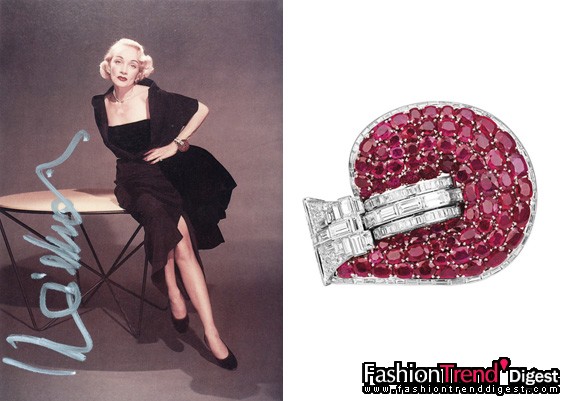 靈氣之師：Jarretiere 手鐲<br>
鉑金、紅寶石及鉆石。由瑪琳•黛德麗 (Marlene Dietrich) 委托制造，約1937年<br>
<br>
永遠的瑪琳•黛德麗 (Marlene Dietrich) 雍容魅惑，傾倒眾生，是好萊塢最璀璨的銀幕女王。她與兩位最要好的朋友：Louis Arpels (Van Cleef & Arpels梵克雅寶創辦人之一) 和著名德裔作家Erich Maria Remarque合力構思了這枚特大號Jarretière鉑金鑲嵌紅寶石及鉆石手鐲，成為Van Cleef & Arpels 梵克雅寶1930年代的經典設計。<br>
<br>
三維設計的手鐲以大圈環為主題，飾以圓形散射的多行枕形切割紅寶石，圍繞拱形環節及以長方形切割鉆石鋪鑲的幾何環節。<br>
<br>
此手鐲在瑪琳的生命中占有重要地位，曾伴隨她出現在無數重要場合。她曾透露手鐲是委托 Van Cleef & Arpels 梵克雅寶巴黎店制作的，這位電影中的「藍天使」曾戴著它亮相阿爾弗雷德•希區柯克(Alfred Hitchcock) 于1950年取景倫敦拍攝的《欲海驚魂》。瑪琳于劇中飾演一位支配欲極強的迷人音樂劇明星，因涉嫌謀殺丈夫被審判。<br>
<br>
這是她唯一不舍割愛的珠寶，現已成為其傳家瑰寶。<br>
<br>
私人藏品 