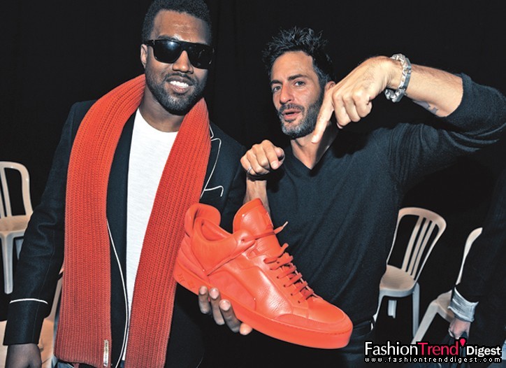 1月23日：Marc Jacobs說Kanye West超愛運動鞋。這位說唱歌手兼時尚人士說他有400雙運動鞋。他正在為Louis Vuitton設計單色運動鞋系列，靈感來自科幻電影《Dune》。圖為Marc Jacobs和Kanye West。 