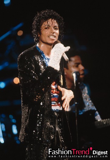 6月25日：一代巨星Michael Jackson隕落。他曾引領的風潮再一起被人們重拾。圖為1984年Micheal Jackson的演出照片。 