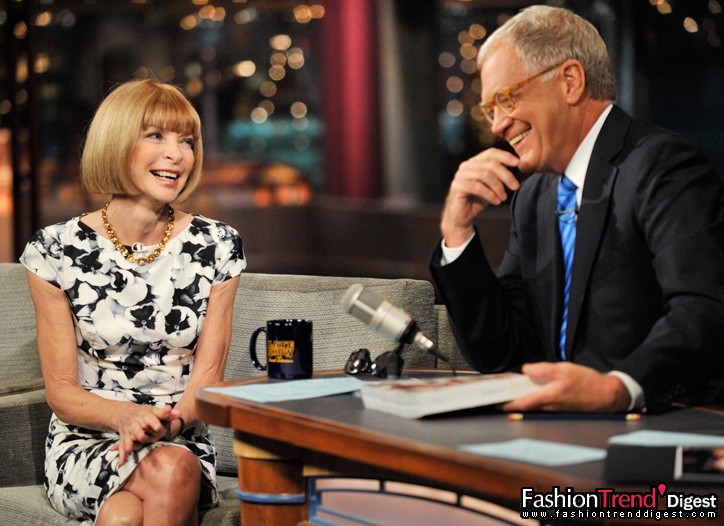 8月25日：Anna Wintour第一次登上了電視節目"The Late Show With David Letterman"討論時尚話題。圖為Anna Wintour和David Letterman。 