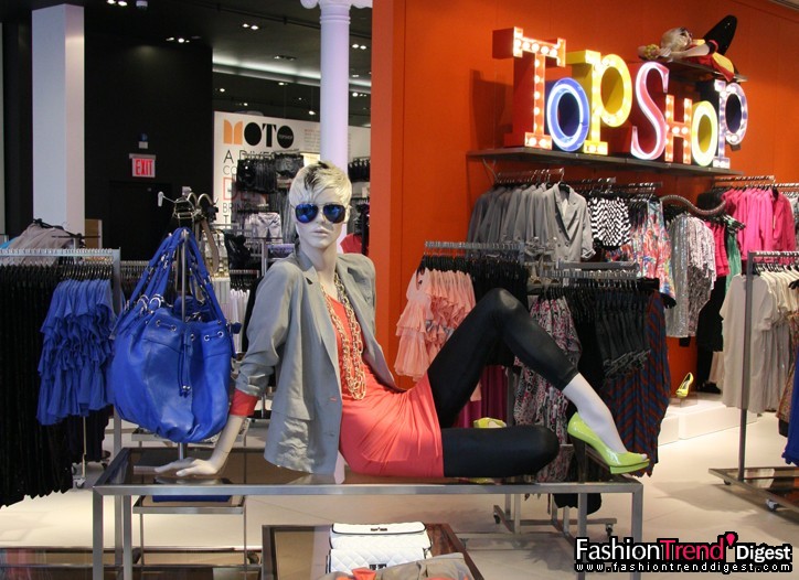 3月31日：Topshop在紐約SoHo開店，眾多明星到場慶祝，有Kate Moss、Jay-Z 和Jennifer Lopez等。圖為店內場景。 