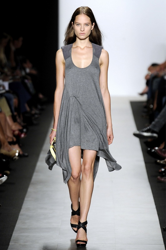 Bcbg MaxAzria 10ĸDƬ