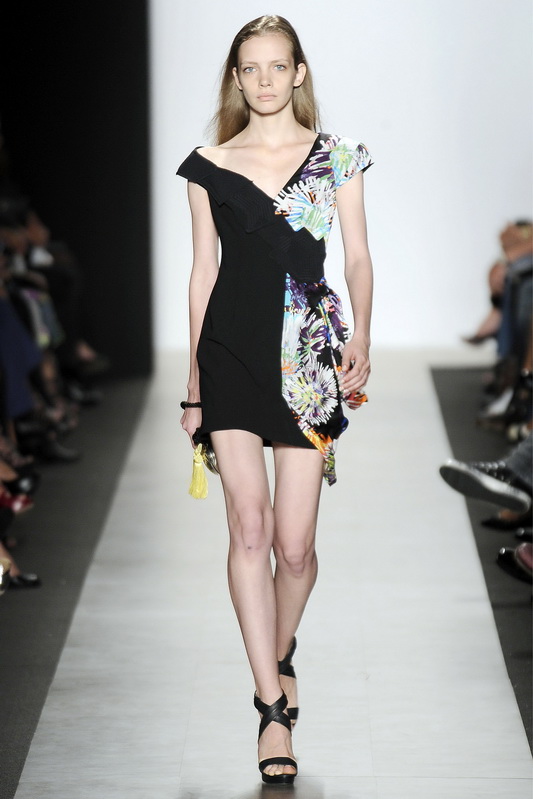 Bcbg MaxAzria 10ĸDƬ
